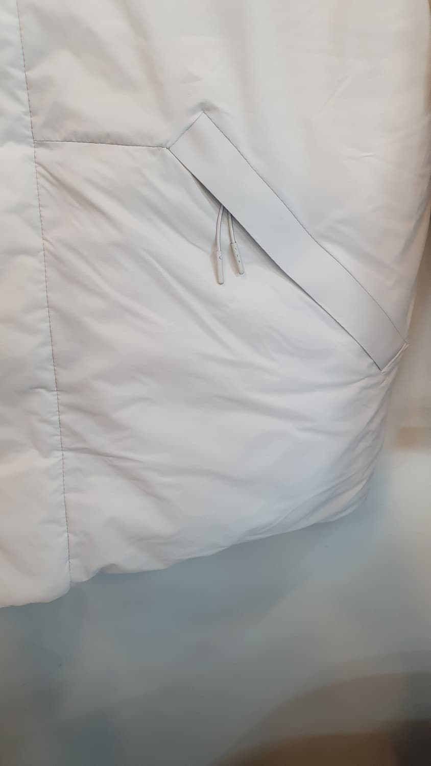 블랙야크 올드제로다운패딩90
몇번입지않아상태좋음 상품이미지7