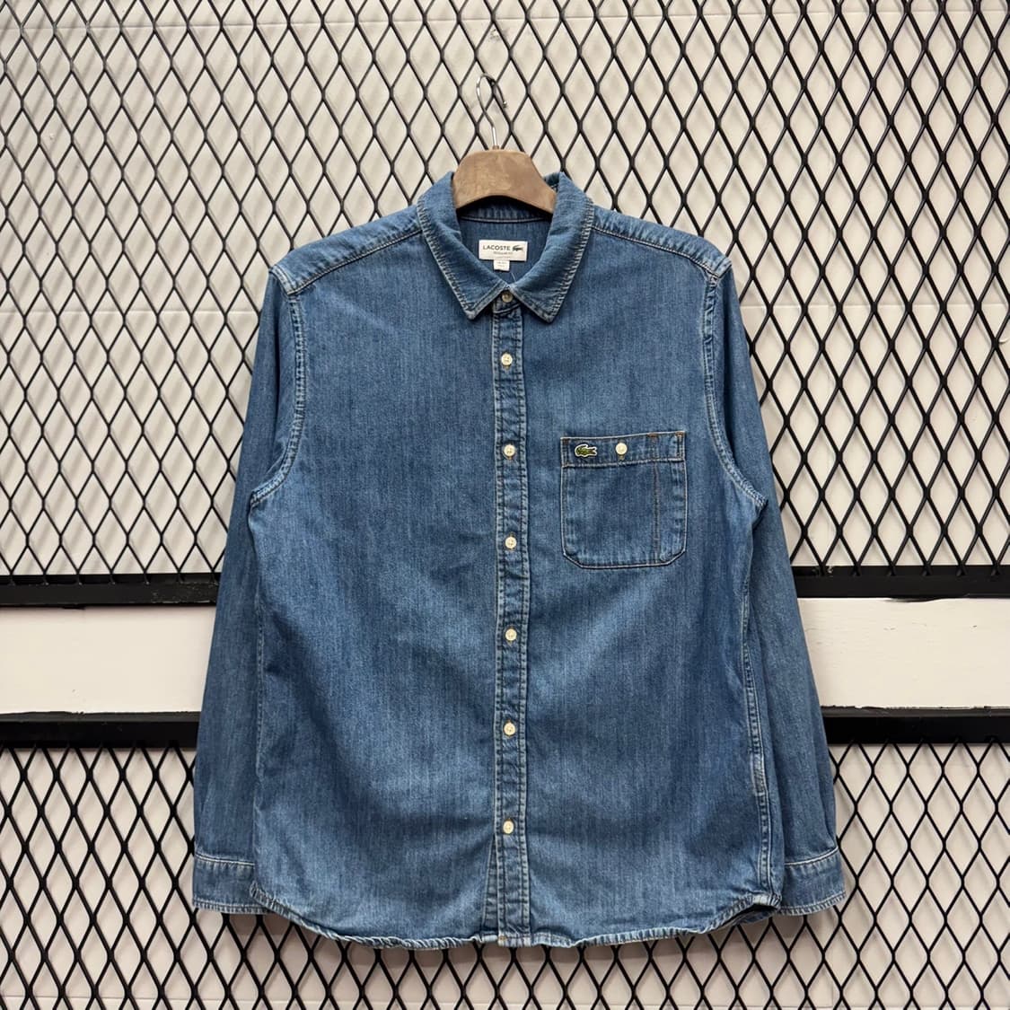 라코스테 데님 셔츠 카라넥 원포켓 로고 포인트 레귤러핏 진청 상품이미지1