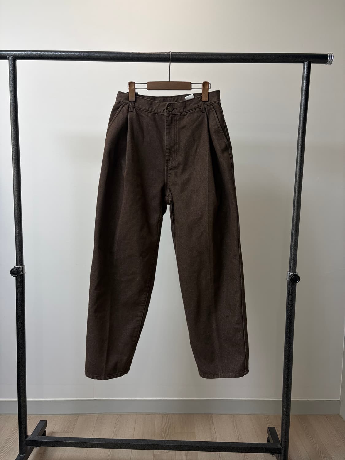 (48) Noirer 노이어 브라운 턱 코튼 팬츠 상품이미지1