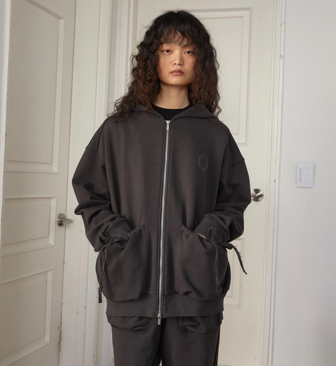 마뗑킴 볼륨 포켓 후디 집업 차콜 상품이미지3