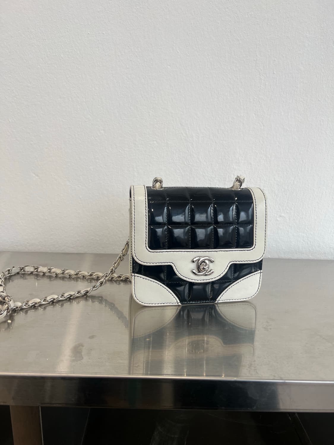 샤넬미니백 샤넬초콜릿바 페이턴트 체인숄더백 상품이미지1