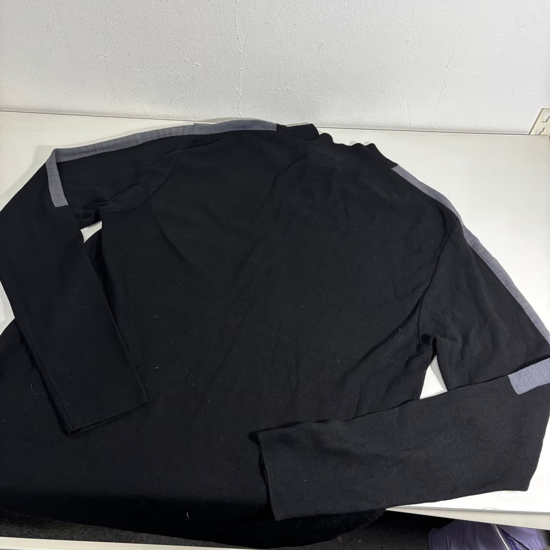 100 디스커버리 블랙 반집업 얇은니트 상품이미지3