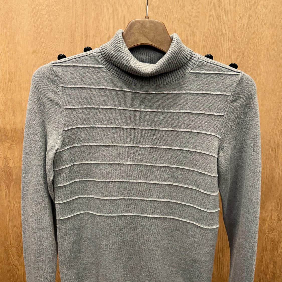 아르마니 익스체인지 터틀넥 니트 숄더 버튼 가로 리브 패턴 디테일 그레이 상품이미지4