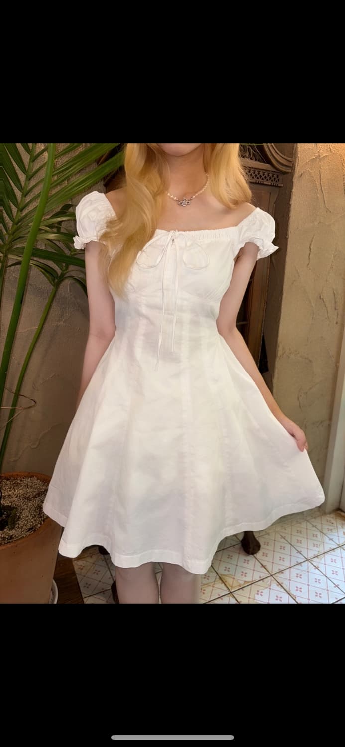 러블리 퍼프 프릴 리본 오픈숄더 원피스 화이트 상품이미지1