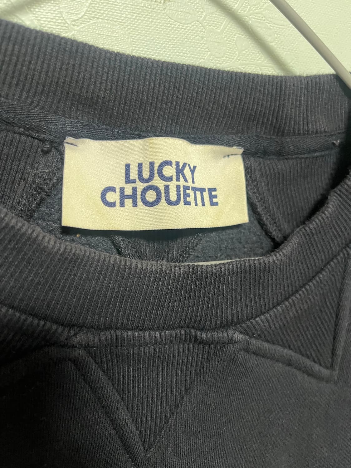 럭키슈에뜨 네이비 맨투맨 티셔츠 상품이미지3