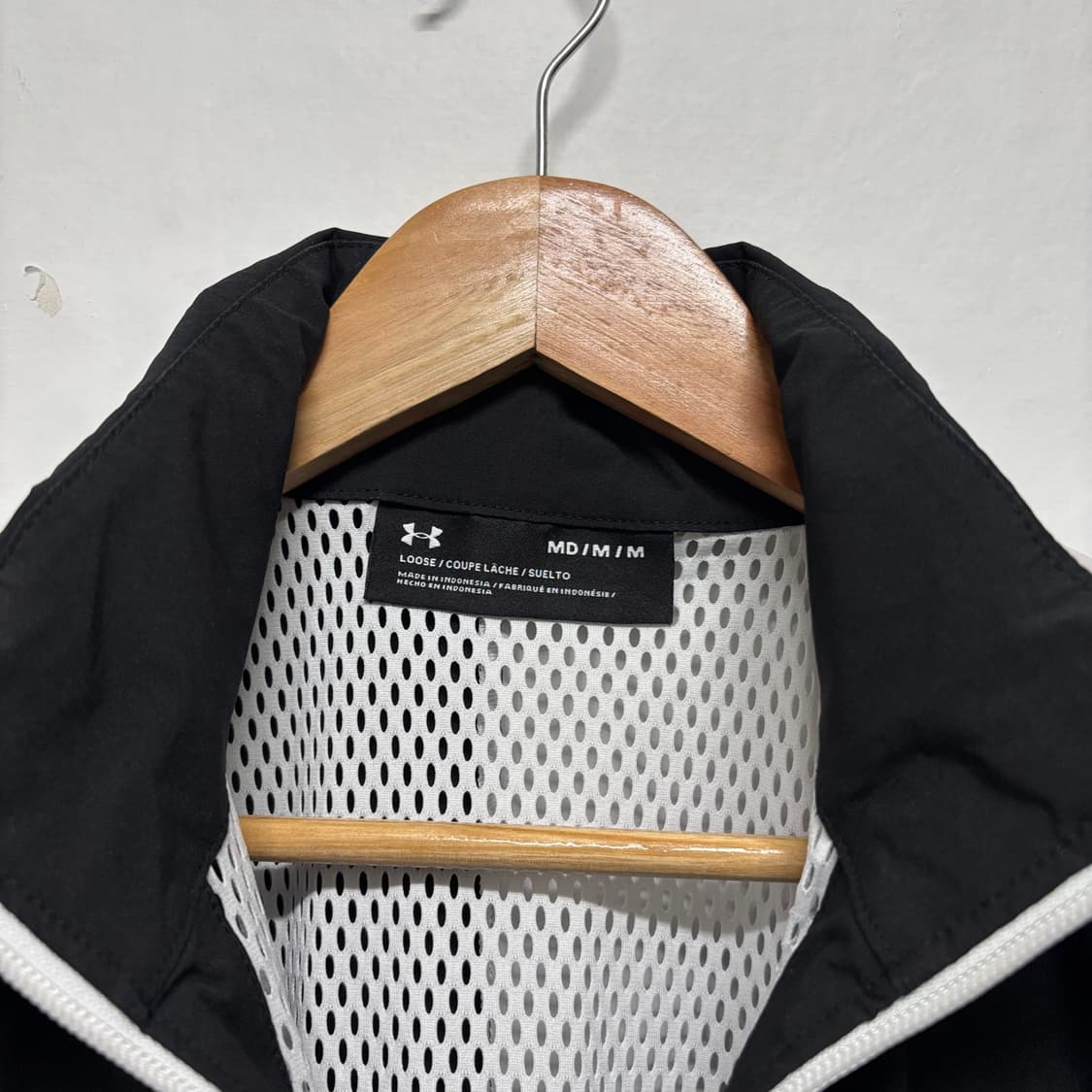 언더아머 검흰 배색 바람막이 상품이미지4