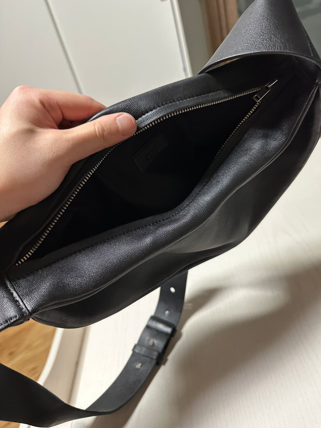 코스 레더 바디 숄더백 상품이미지2