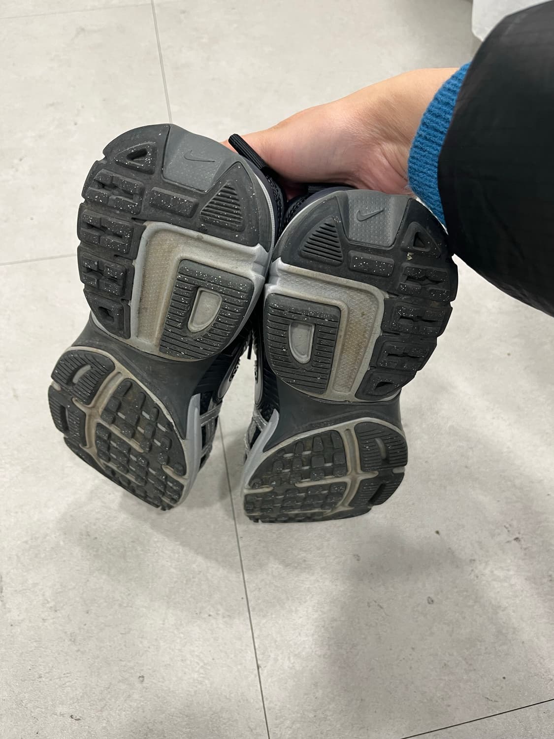 나이키 v2k런 블랙 다크 스모크 그레이 240 상품이미지5