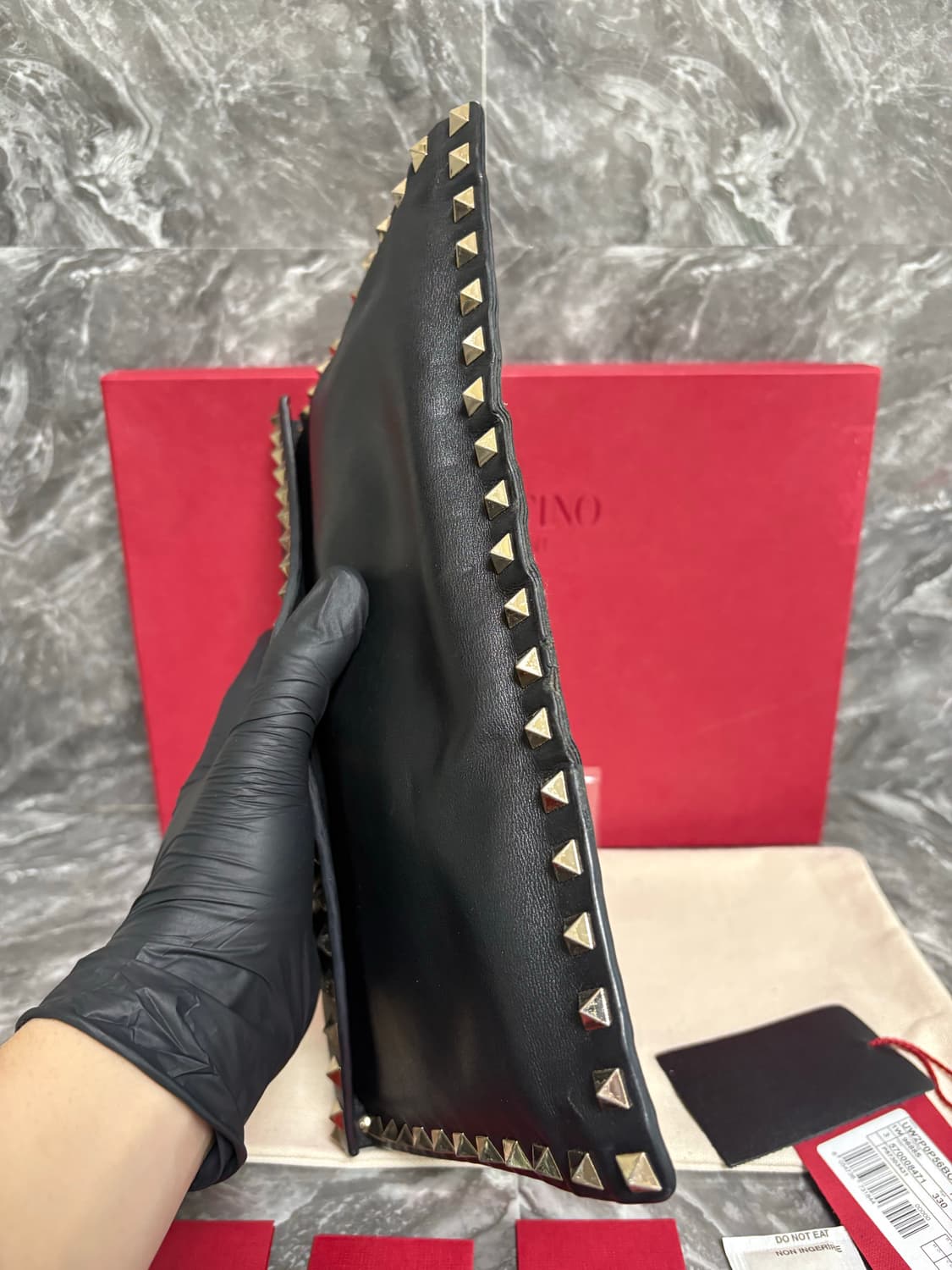 발렌티노 락스터드 카프스킨 엔벨로프 클러치 상품이미지9