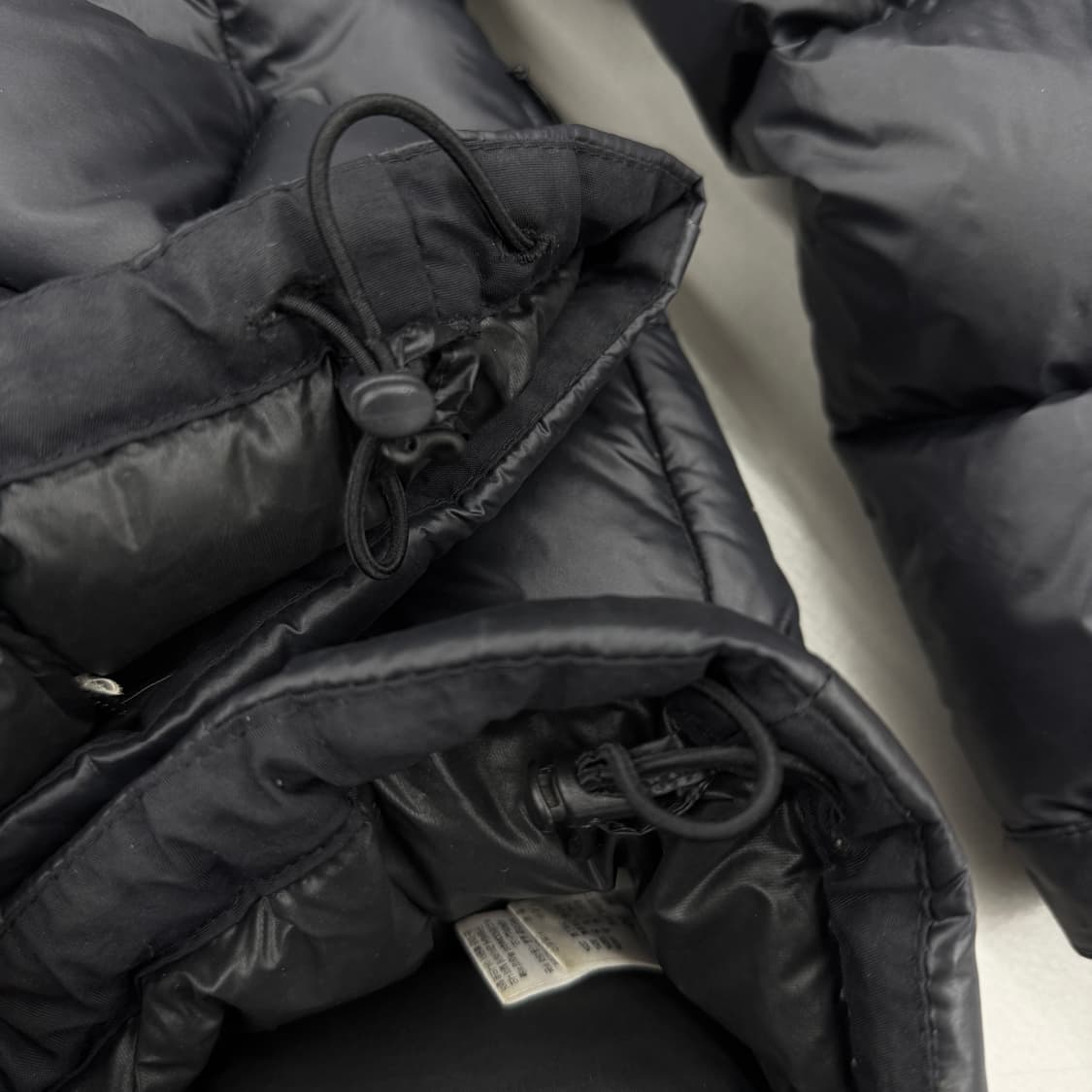 노스페이스 700 고프코어 애벌레 구스다운 눕시 경량패딩 블랙 상품이미지5
