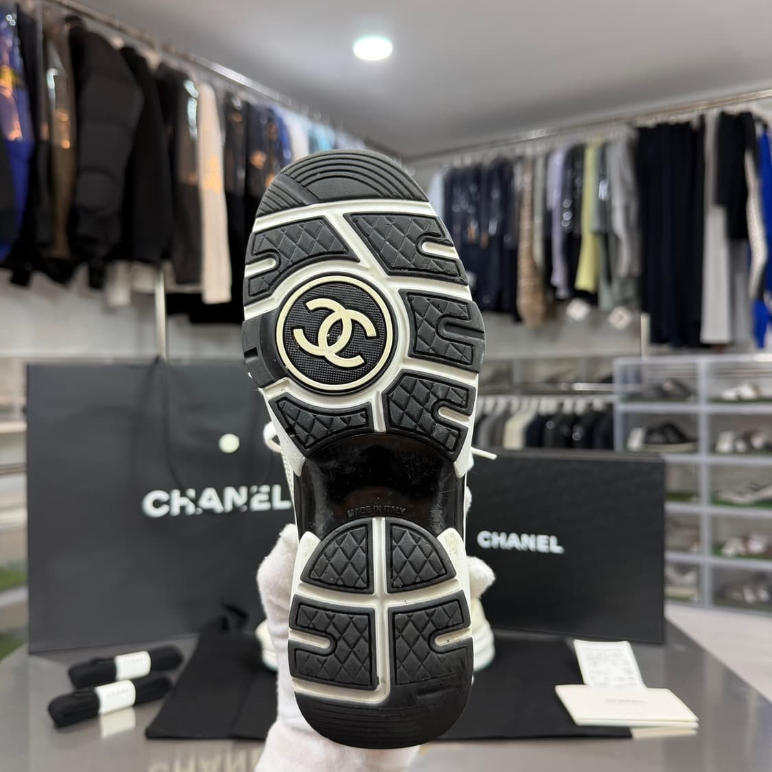 [리오브] 샤넬 CC 로고 테니스 카프스킨 스웨이드 스니커즈 상품이미지4