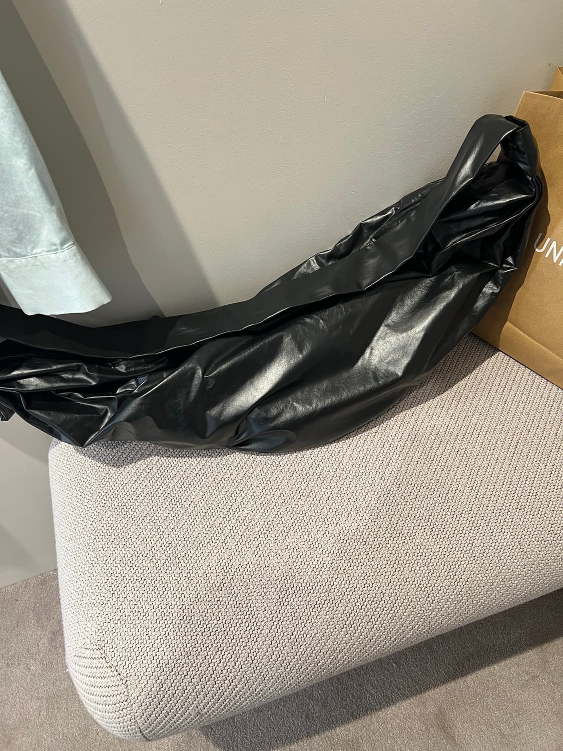 르메르 페이퍼 레더 크루아상 백 라지 상품이미지4