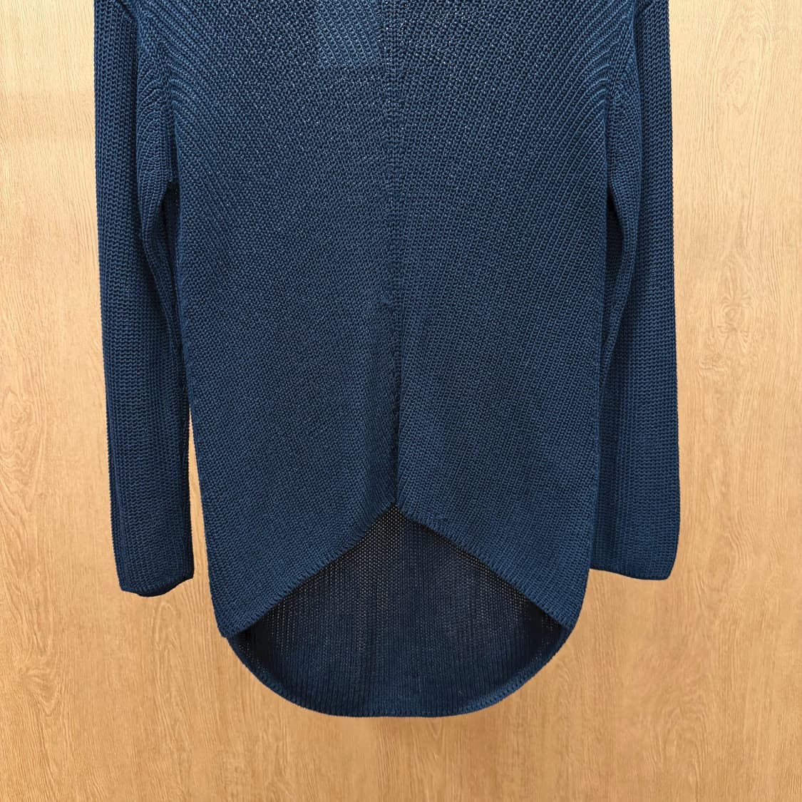 띠어리 럭스 라운드넥 긴팔 니트 하이 로우 밑단 디테일 루즈핏 블랙 상품이미지5