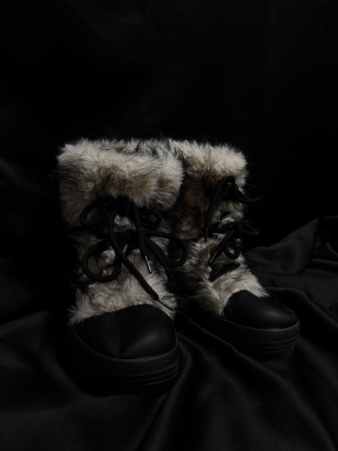 “Unknown” white Fur Detail Boots 상품이미지3