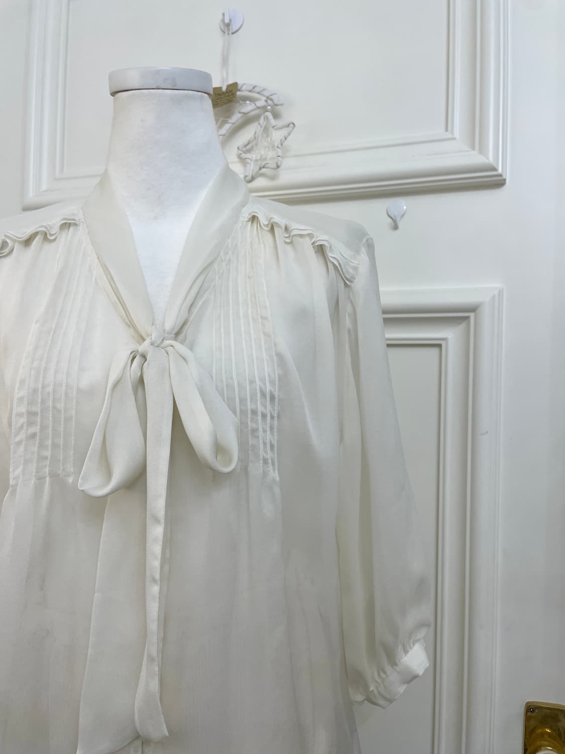 ivory ruffle pleats point bow blouse 상품이미지7