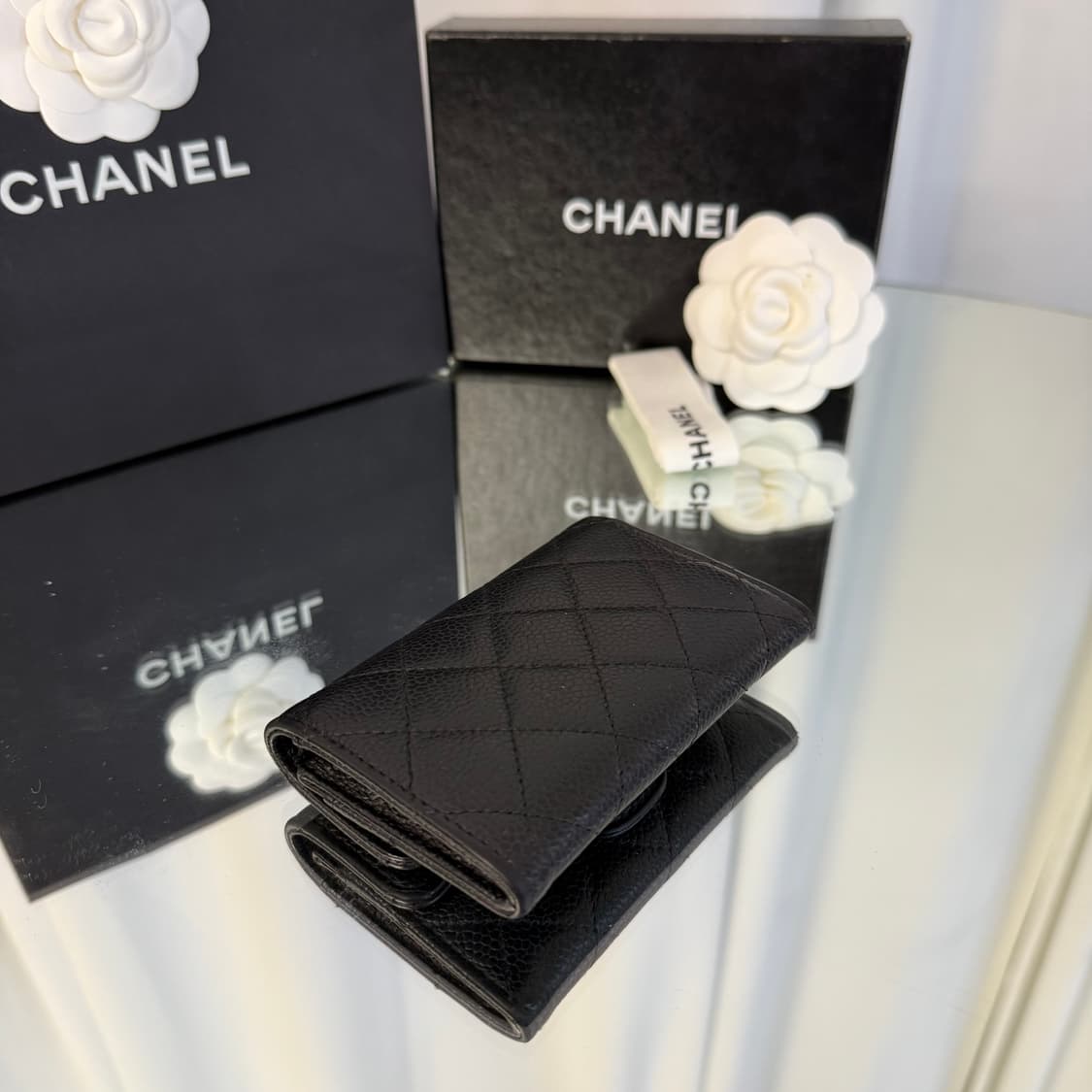 샤넬 클래식 카드 홀더 그레인드 카프스킨 & 실버 메탈 블랙 상품이미지4