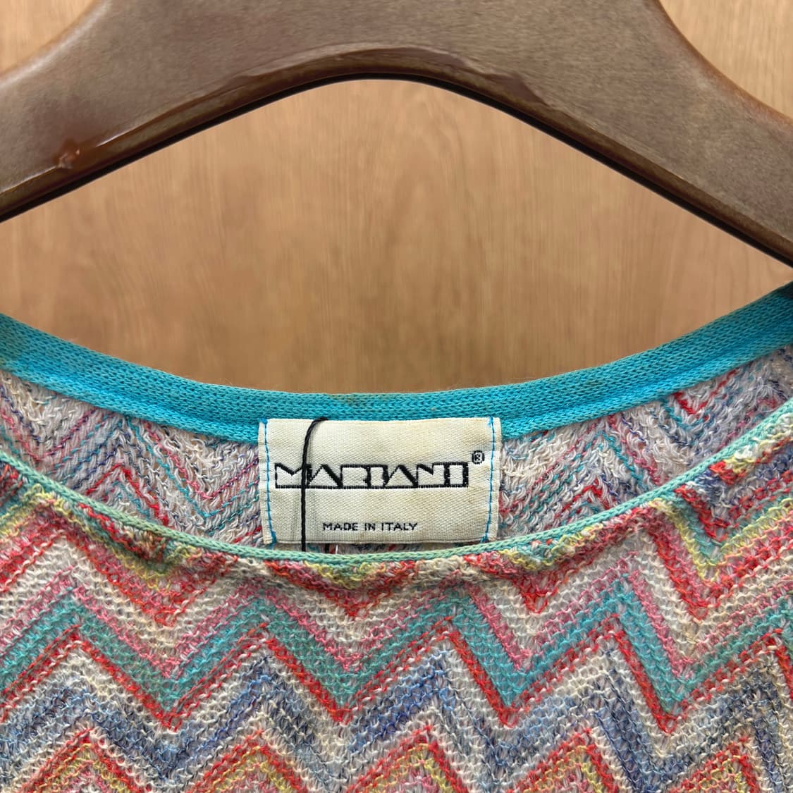 마리아니 라운드넥 반팔 니트 쉐브론 패턴 사이드 슬릿 루즈핏 레인보우 상품이미지7