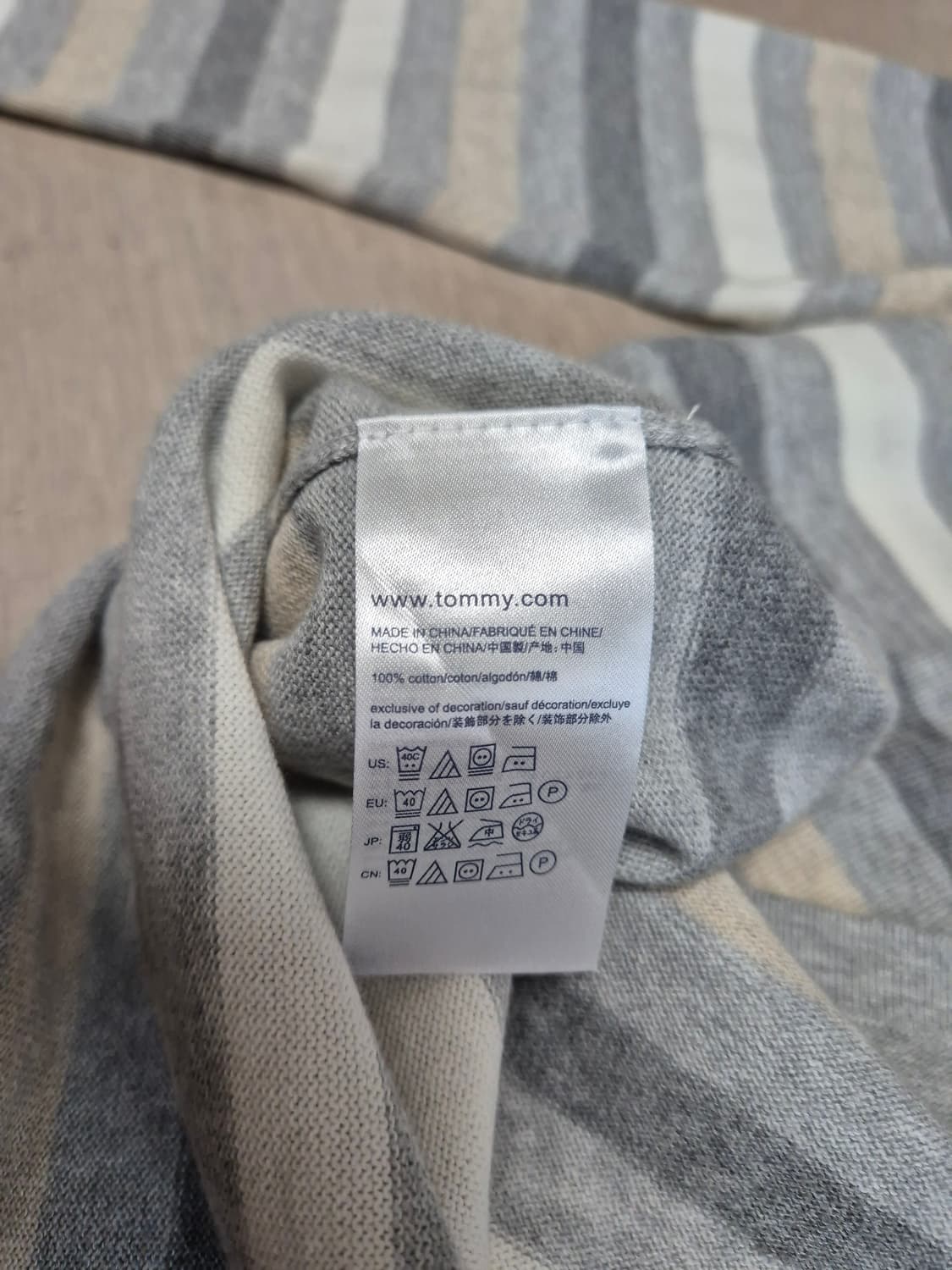 타미힐피거 스트라이프 브이넥 니트  상품이미지5