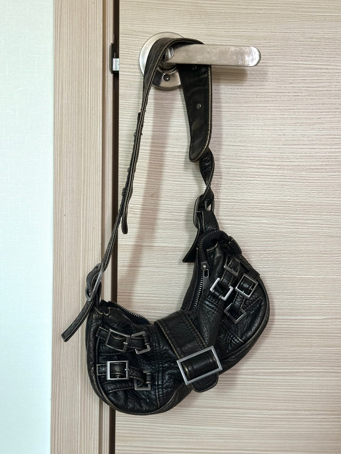 어반아웃피터스 버클숄더백 상품이미지4