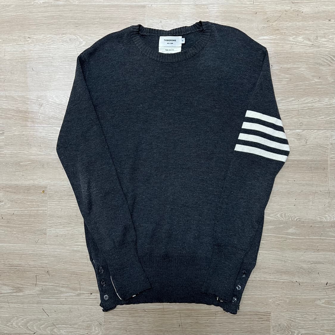 톰브라운 시그니처 4선 완장 크루넥 니트 [차콜] 2사이즈 상품이미지1