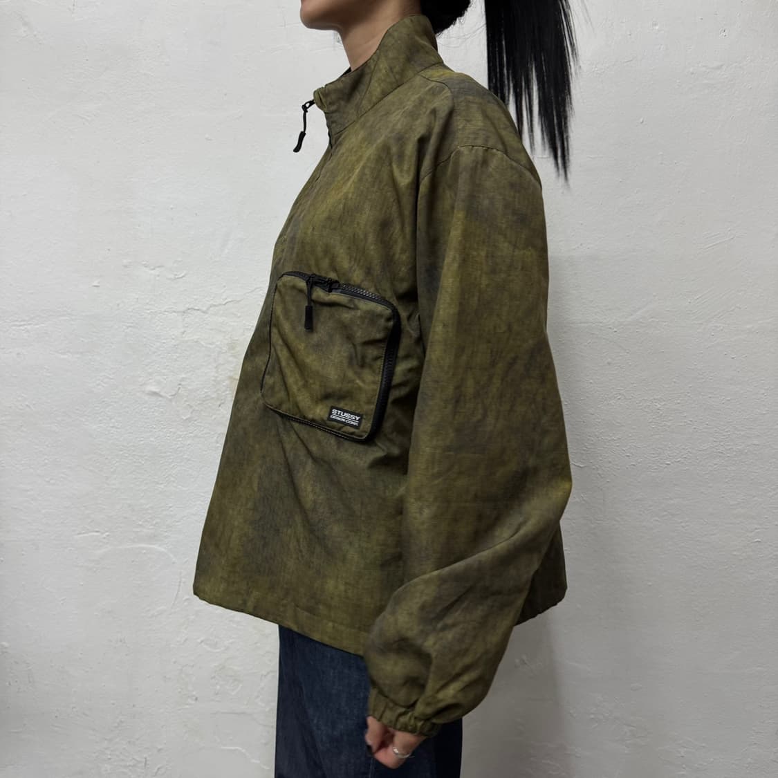 스투시(STUSSY) 카키컬러 리사이클 폴리 카모쿼터 집업 풀오버 자켓 상품이미지2
