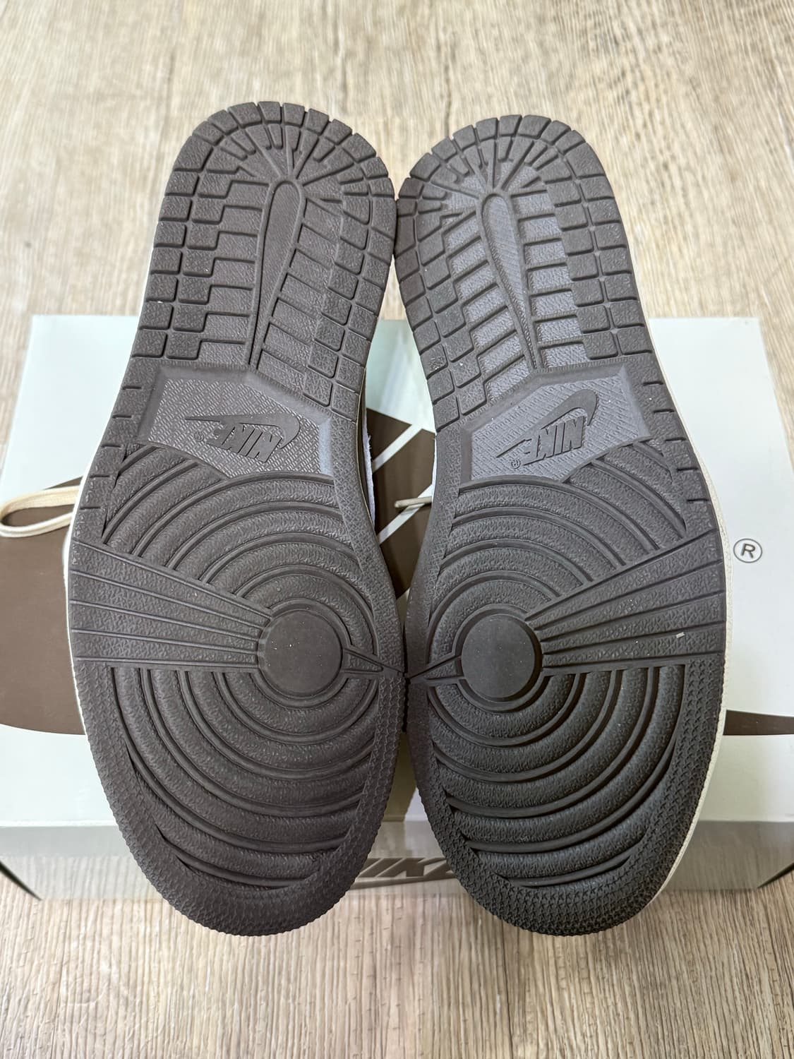 [260] 조던1 트래비스 스캇 리버스 모카 상품이미지5