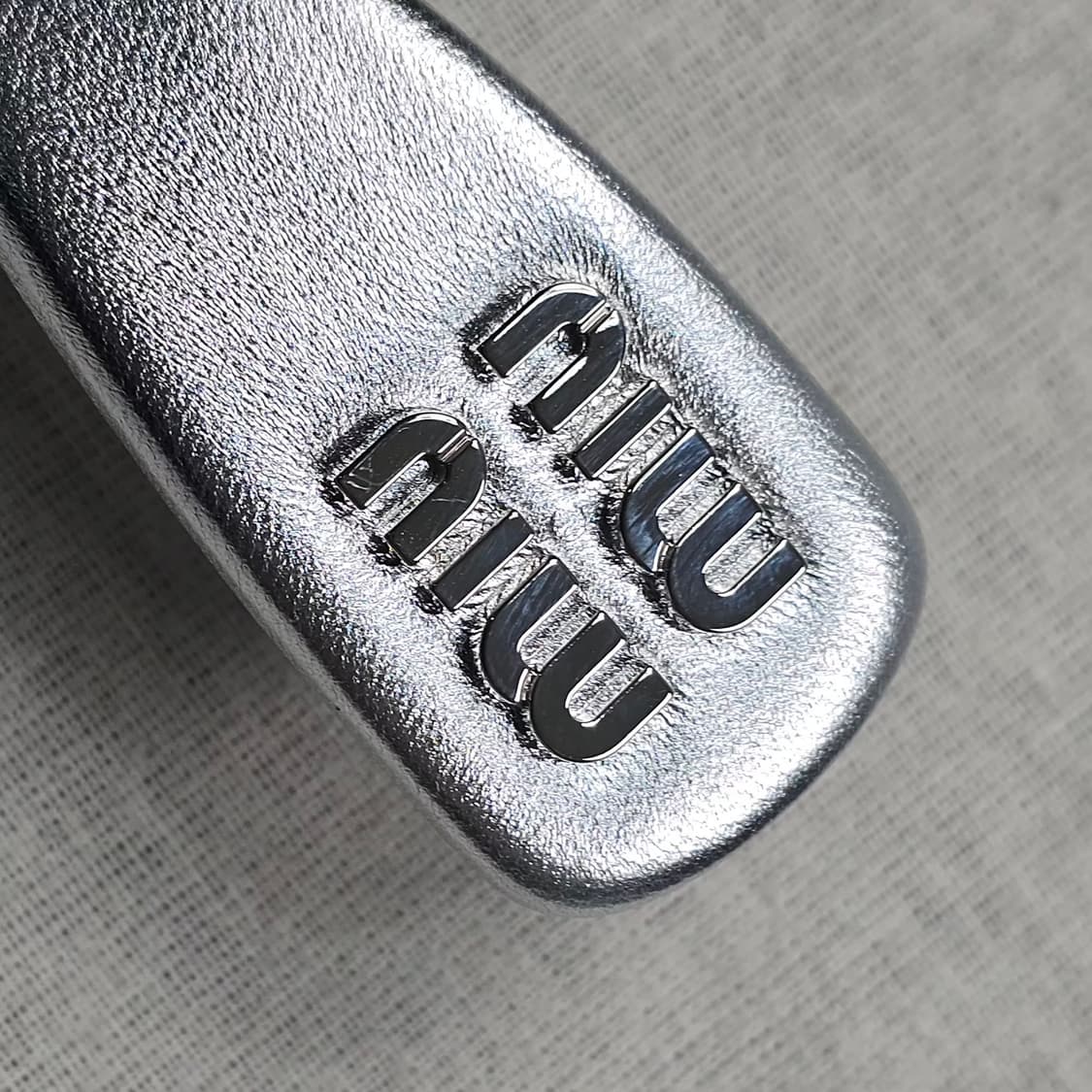 미우미우 로고 나파 가죽 헤어클립 상품이미지8