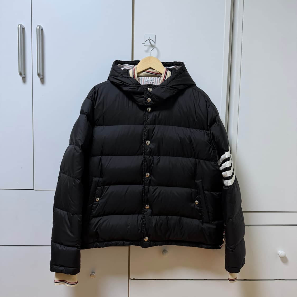 톰브라운 사선완장 후드 숏패딩
5사이즈 상품이미지1