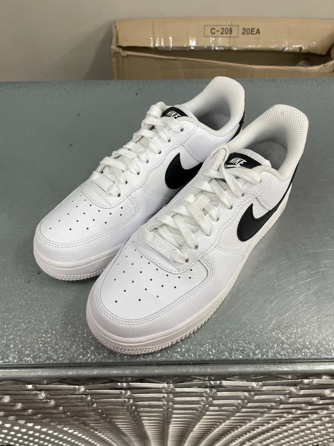 나이키 에어포스1 로우 화이트 블랙 240 상품이미지2