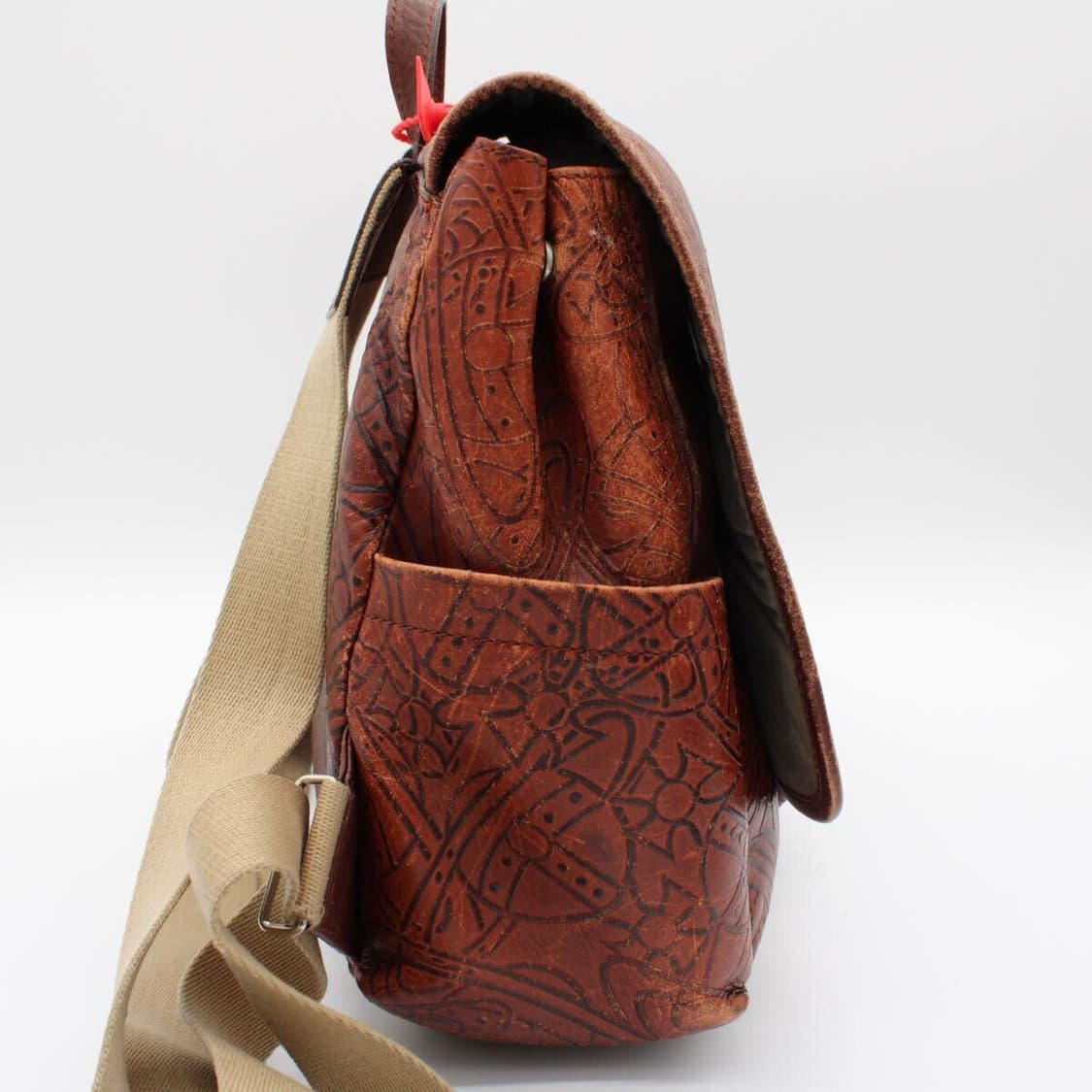 비비안 웨스트우드 로고 패턴 엠보싱 가죽 백팩 상품이미지4