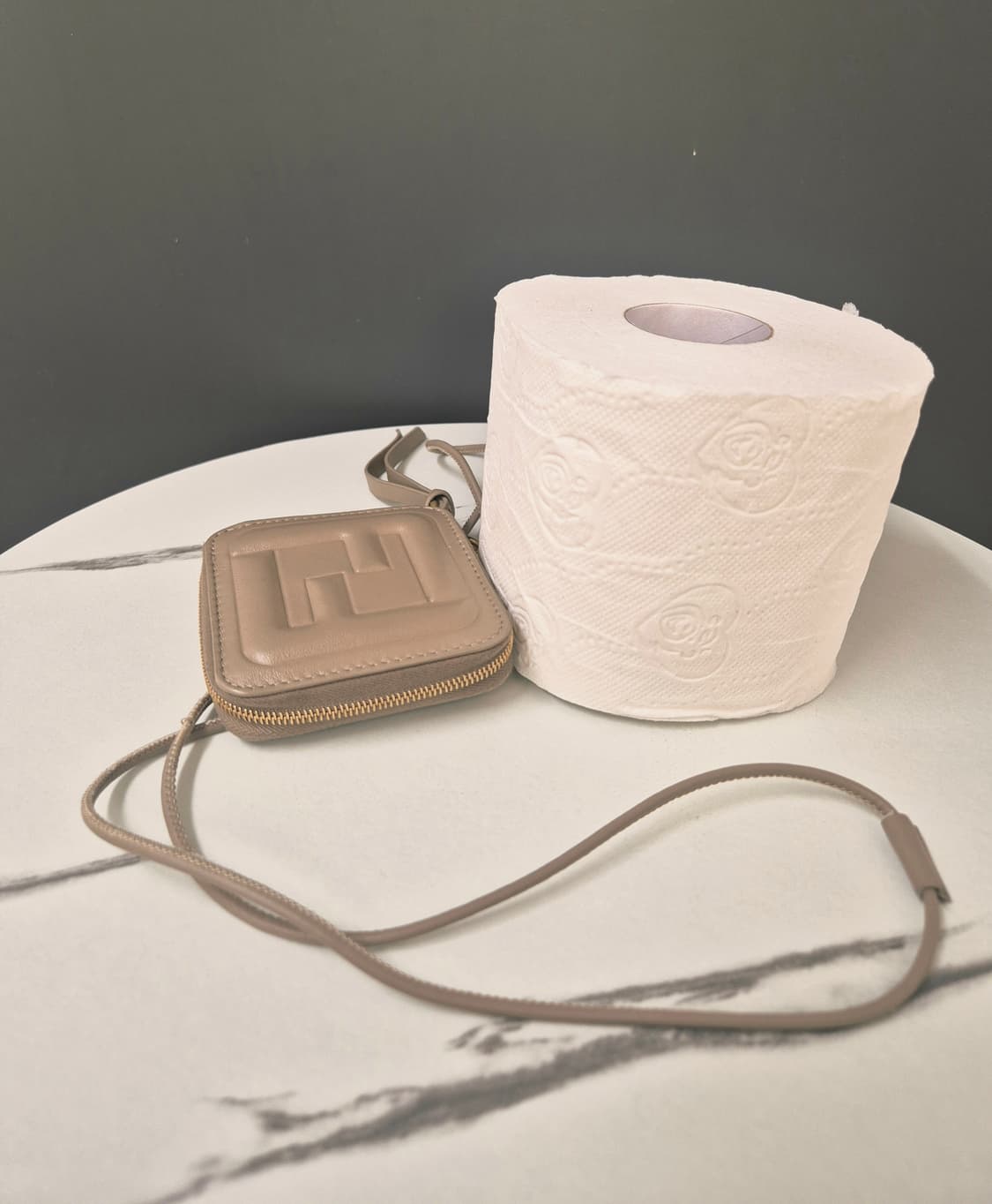 펜디 FF 큐브 엠보싱 스몰 지퍼 지갑 상품이미지7