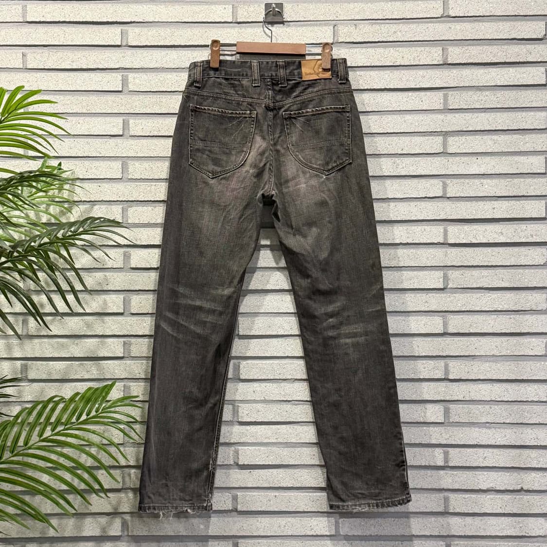 팀버랜드 샌드워싱 데님팬츠 스트레이트핏 백 레더 로고 패치 디테일 흑청 상품이미지2