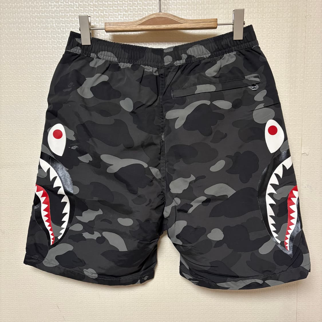 베이프 샤크 흑계 나일론 쇼츠 상품이미지3