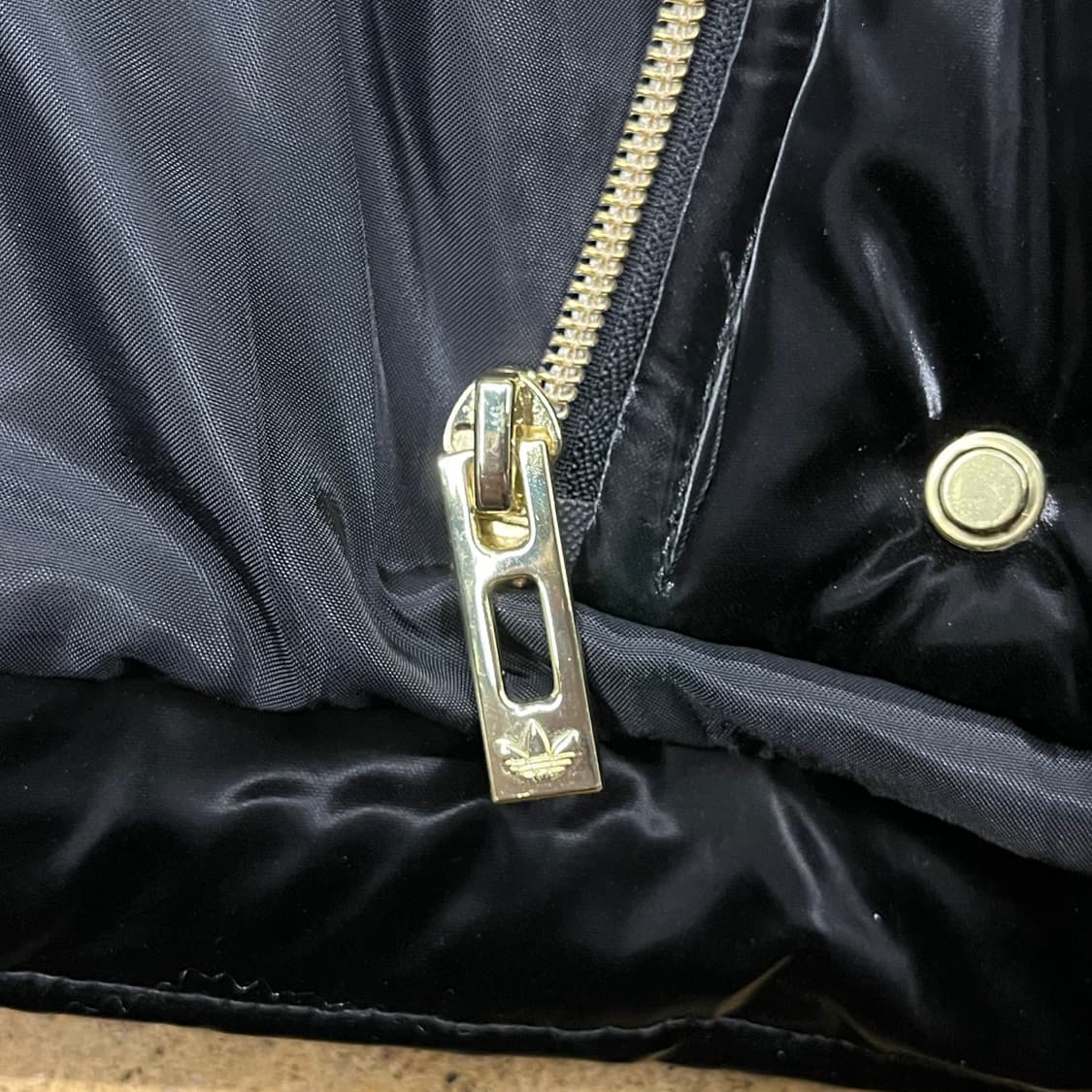 아디다스 유광 블랙 트랙탑 숏패딩  상품이미지8