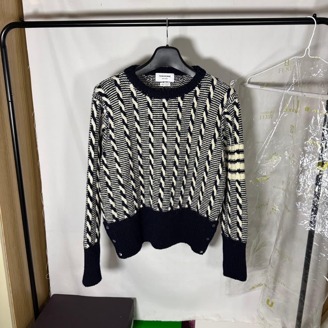 톰브라운 도네갈 바이컬러 트위스트 케이블 사선 풀오버 니트 상품이미지1