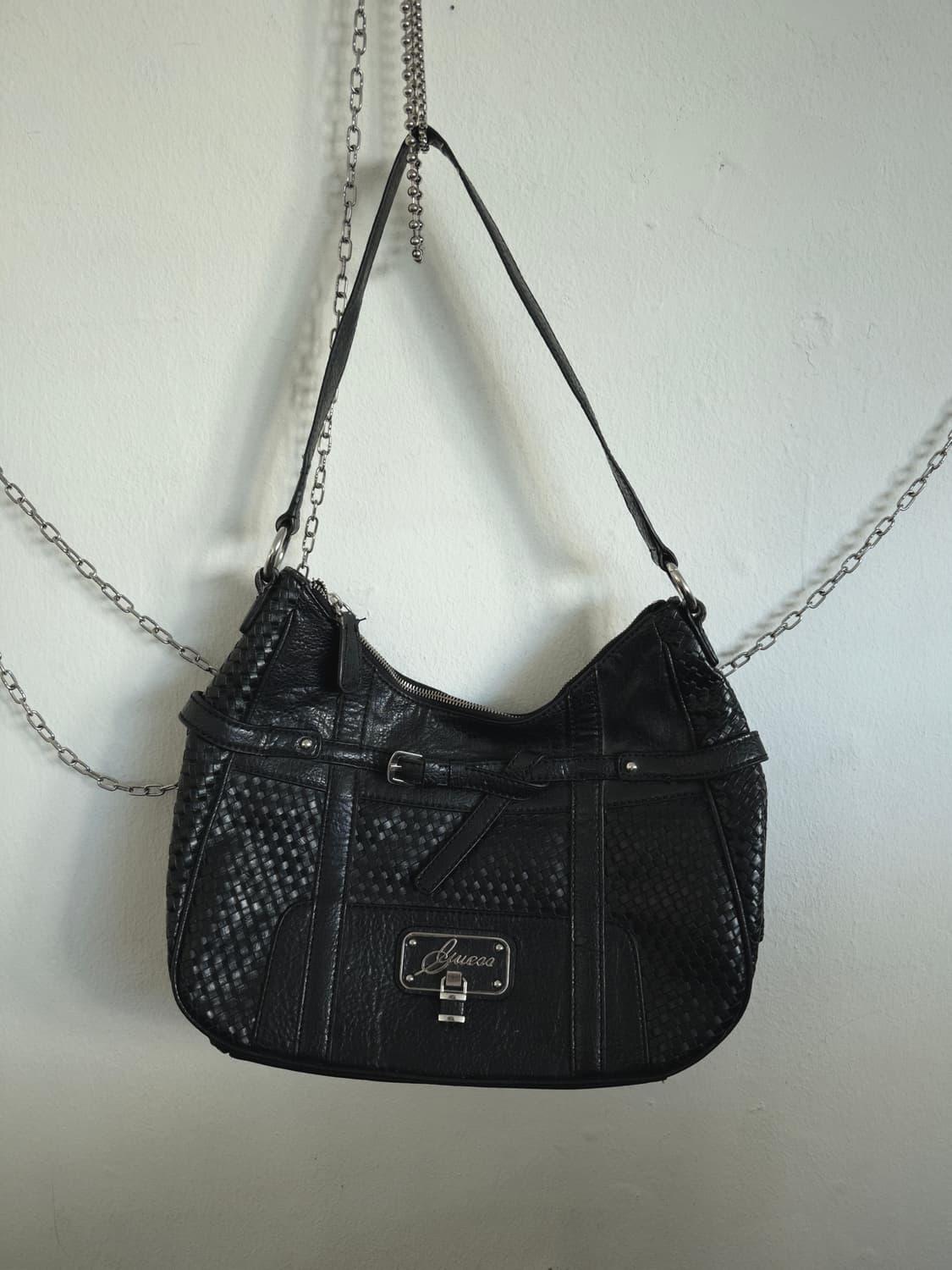 게스 y2k 시크 플레이트 로고 숄더백 상품이미지1