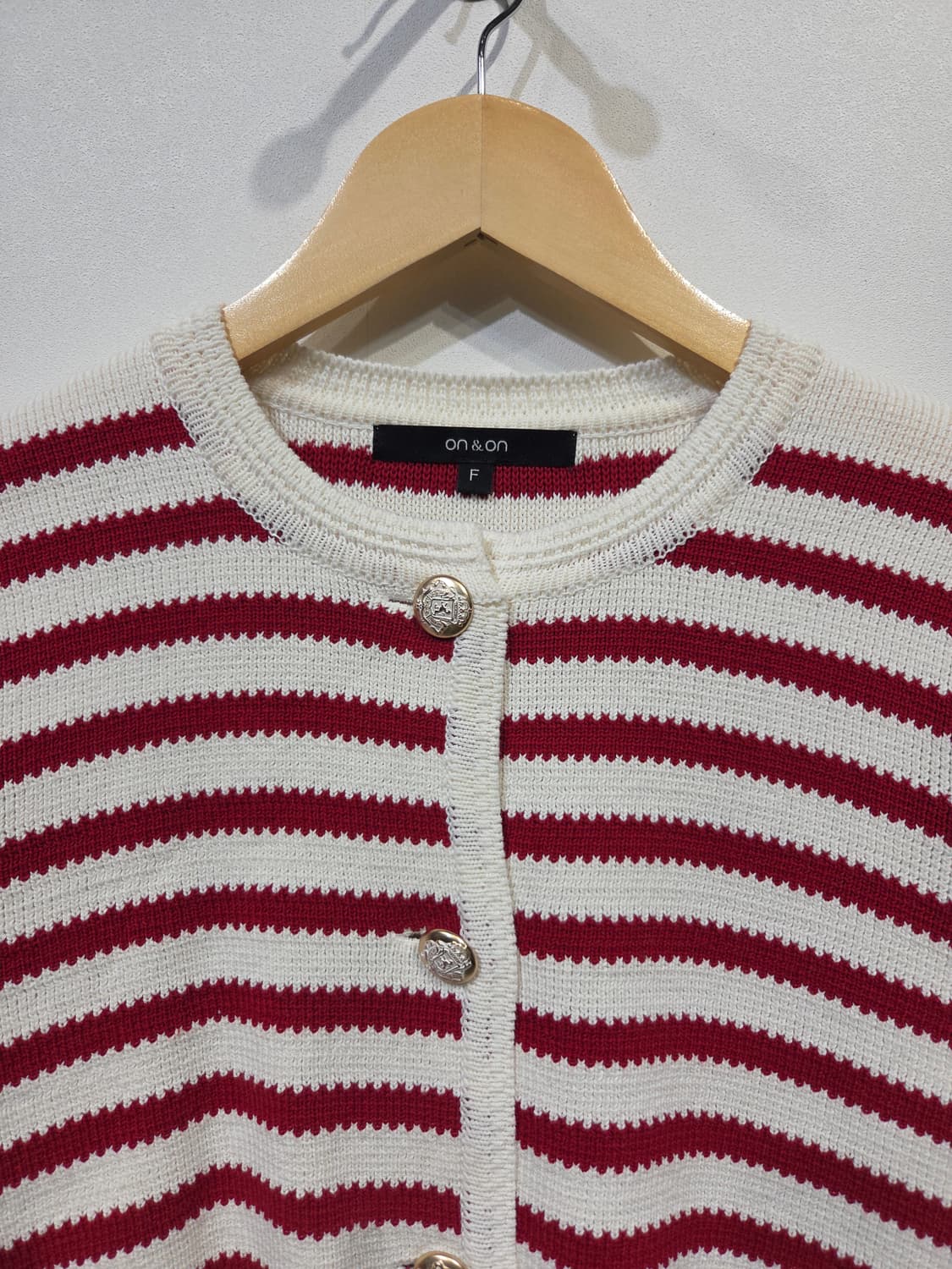 on&on 온앤온 골드 버튼 스트라이프 니트 가디건 상품이미지3