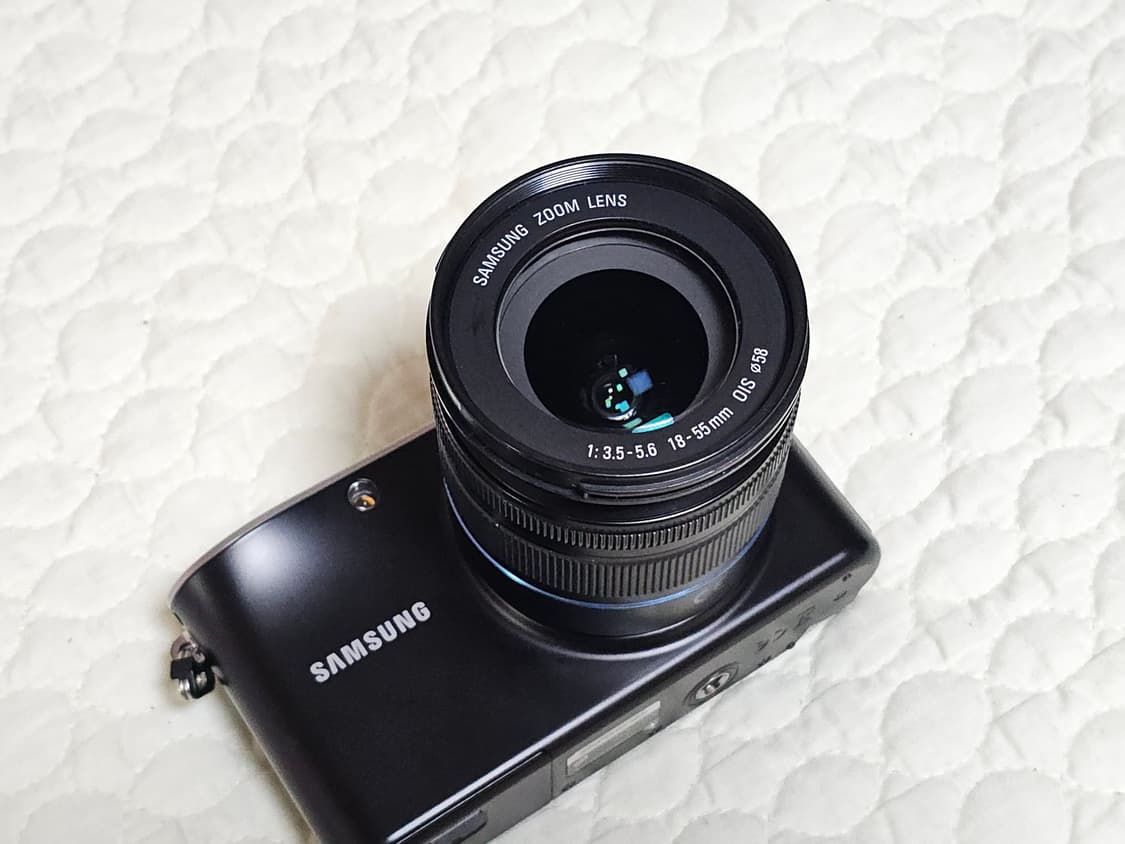 삼성 NX100 미러리스 카메라와 18-55mm 렌즈 상품이미지9