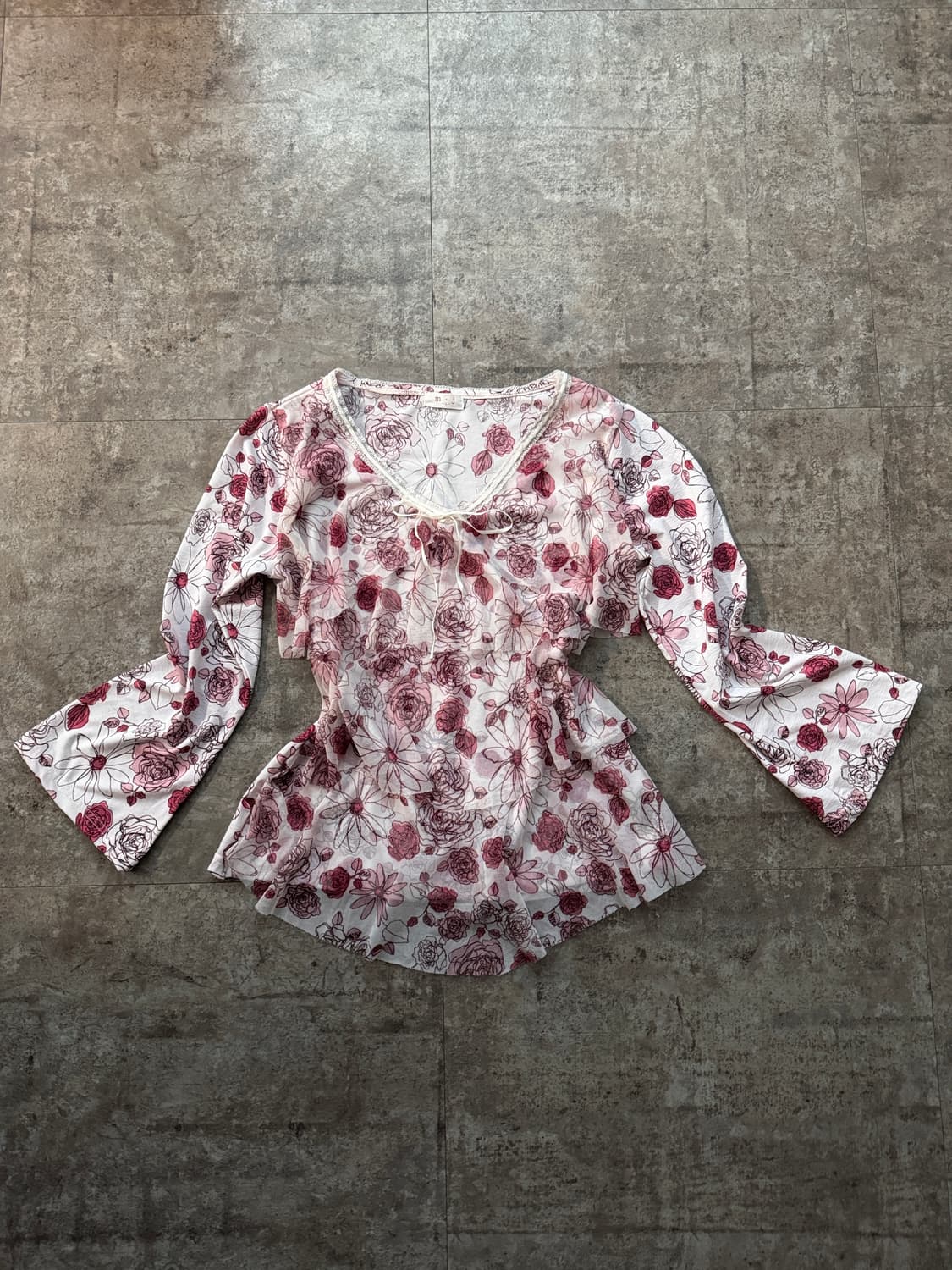 리본 넥 플라워 패턴 프릴 블라우스 상품이미지4