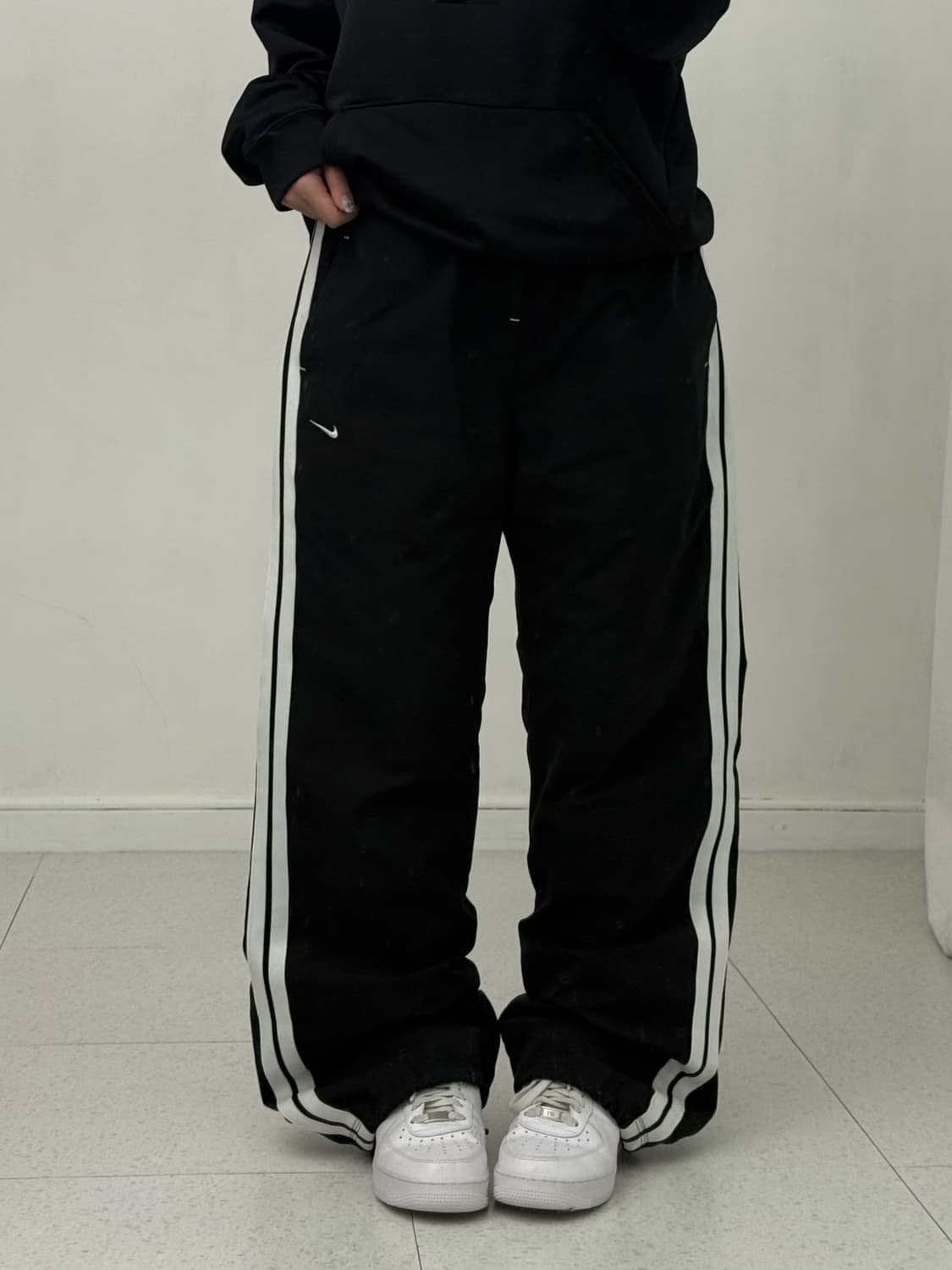 나이키 블랙 트랙팬츠 상품이미지1