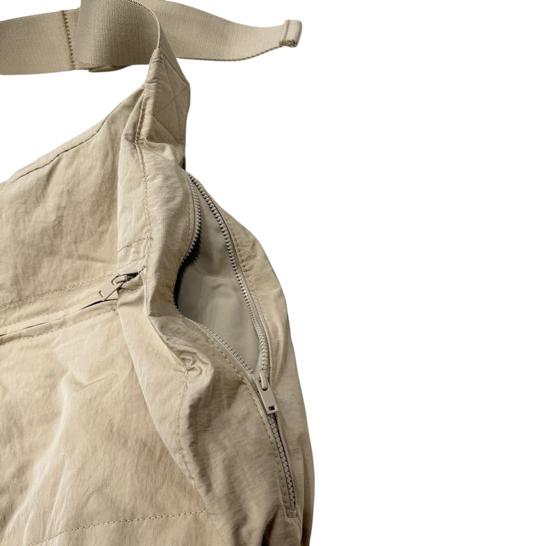 COS 코스 슬라우치 나일론 메신저백 크로스백 가방 베이지 상품이미지3