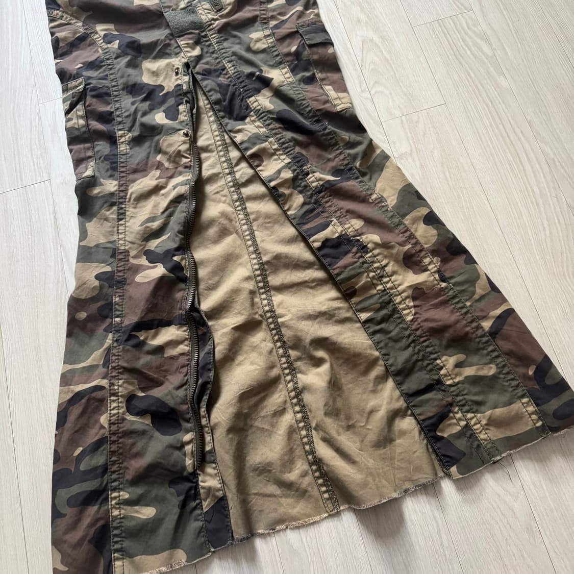 Moussy 지퍼디테일 트임 카모 맥시 롱스커트 락시크 y2k 펑크 갸루 상품이미지3