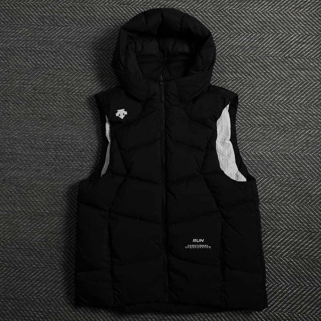 데상트 러닝 다운 후드 패딩 베스트 블랙 y 4278 상품이미지2
