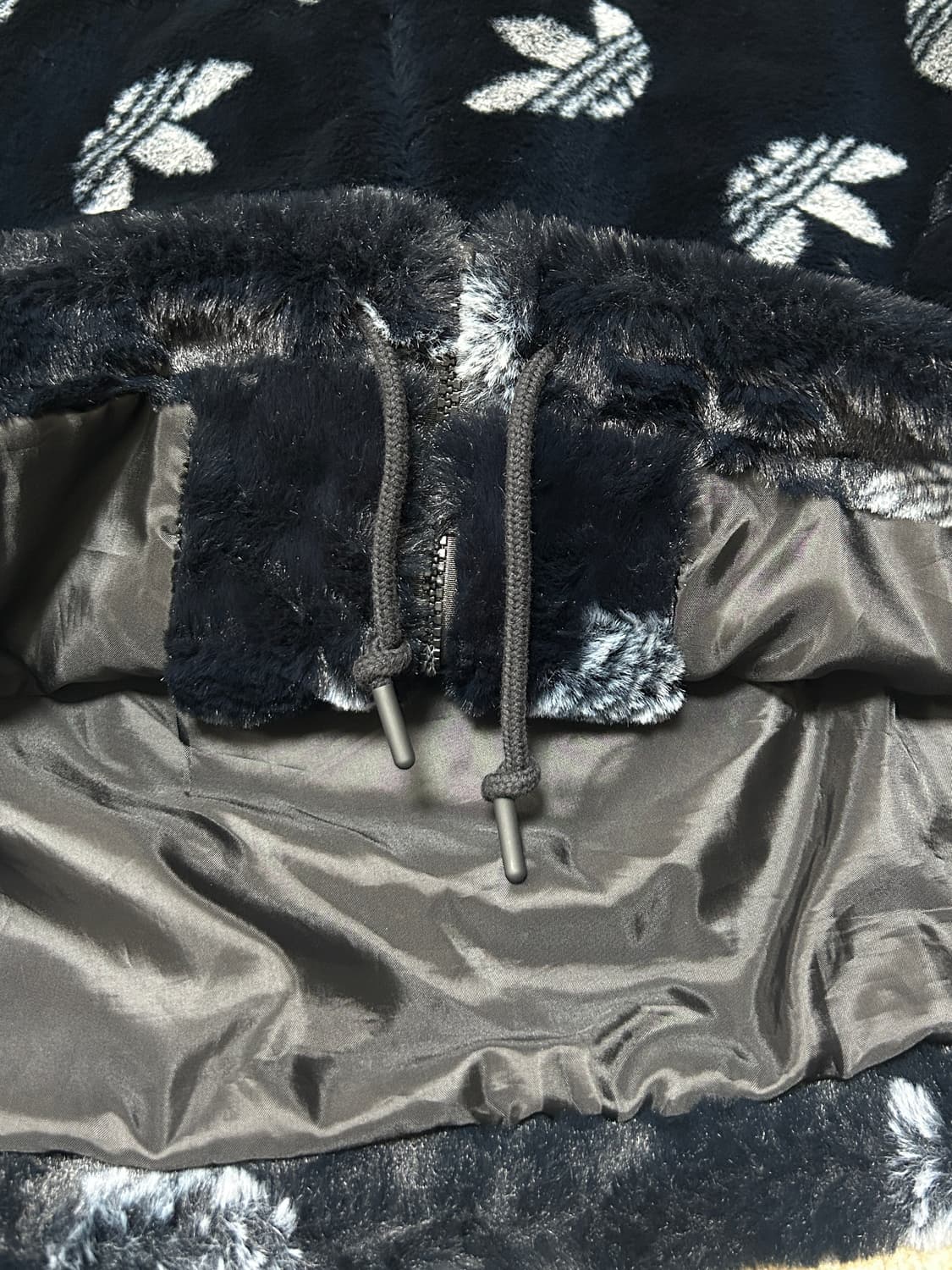 아디다스 모노그램 퍼 재킷 상품이미지3