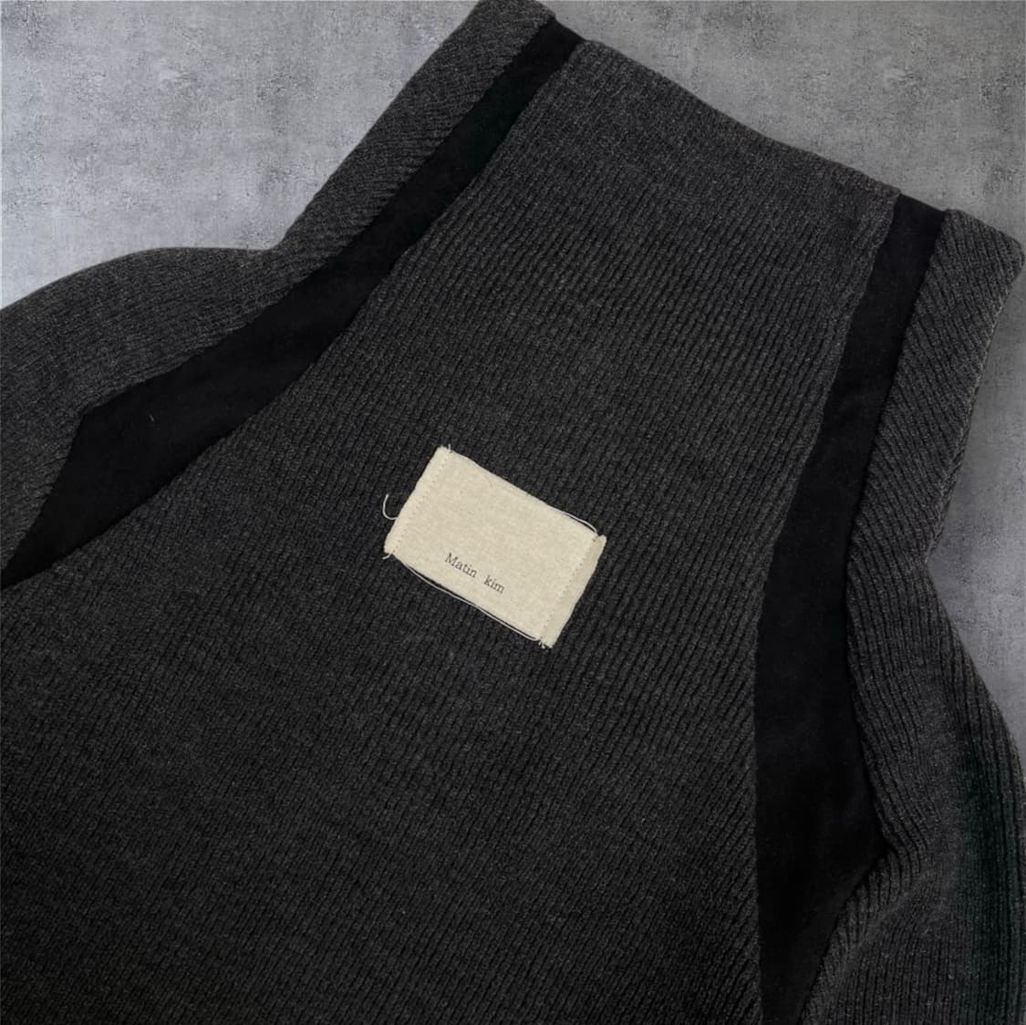 마뗑킴 Matin Kim 차콜 하이넥 래글런 하프집업 니트  상품이미지10