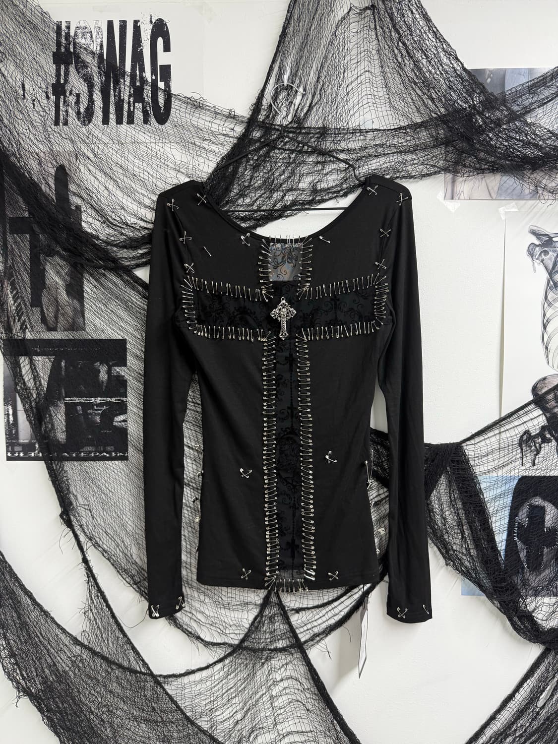 Gothic pin detailed longsleeve 상품이미지3