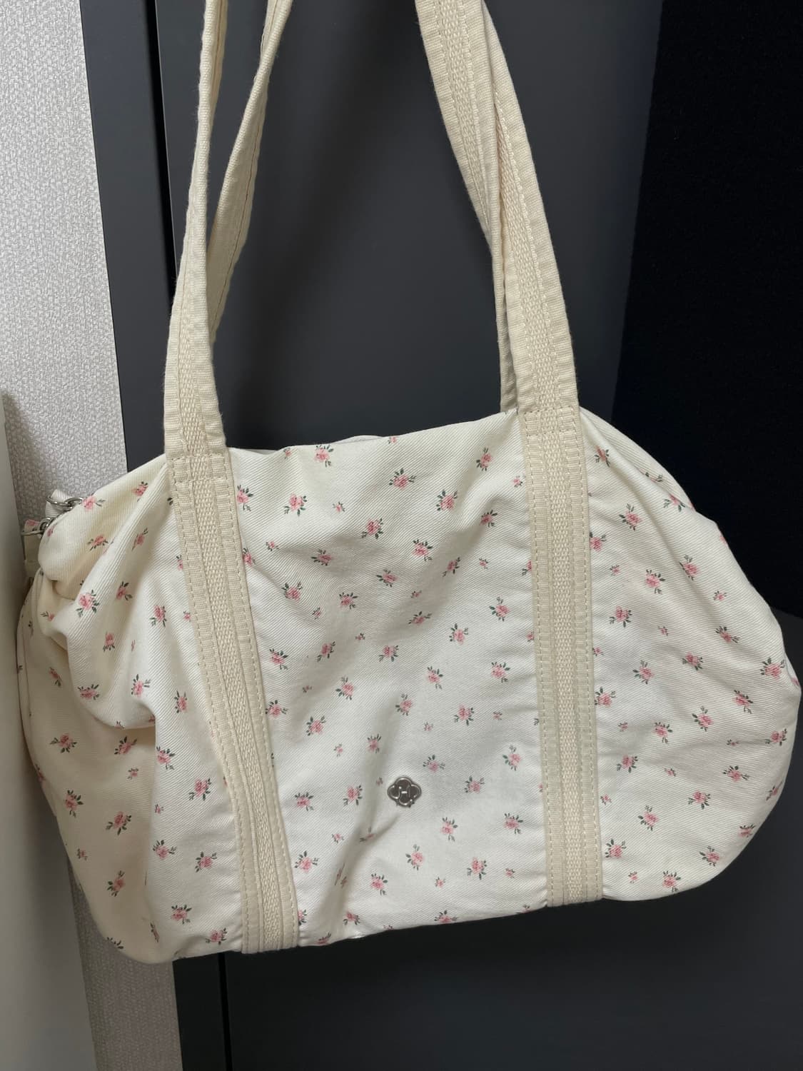 히어리 오로라 셔링 더플백 플로랄 상품이미지1