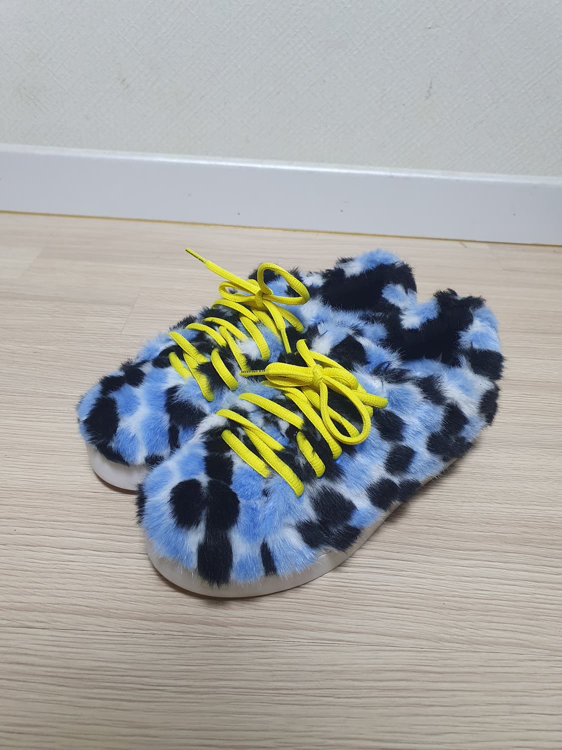 슈콤마보니 털 스니커즈 245 상품이미지4