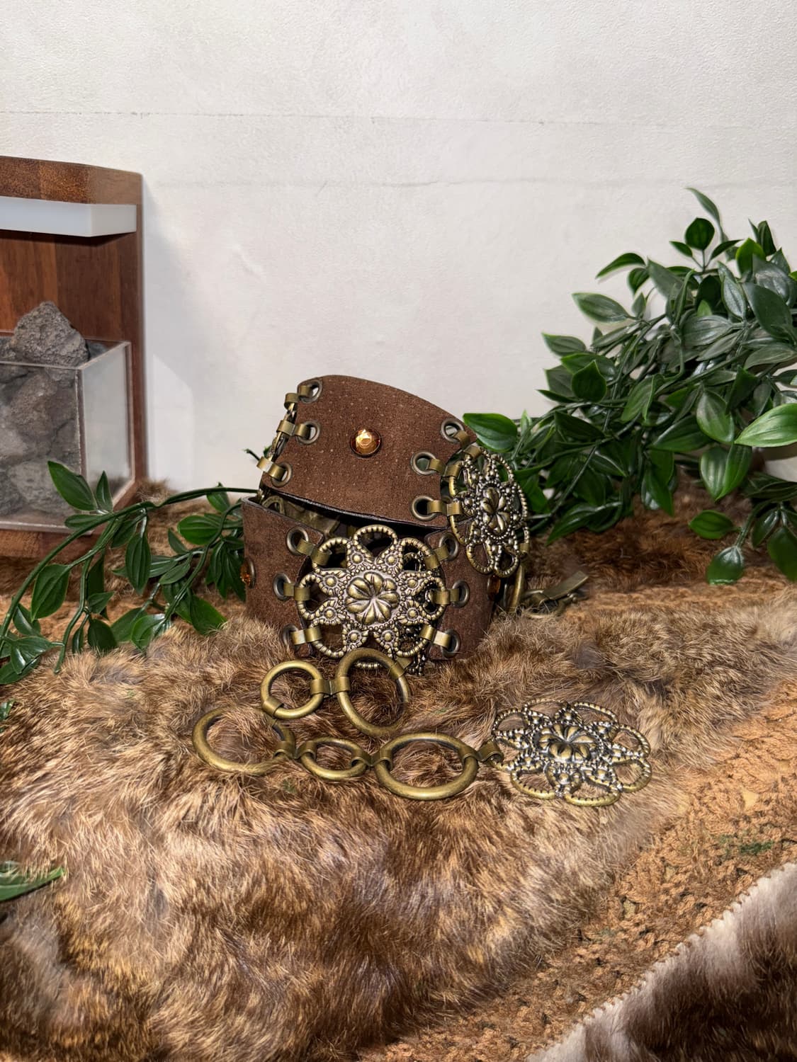 Brown oriental floral suede cubic 체인 벨트 상품이미지1
