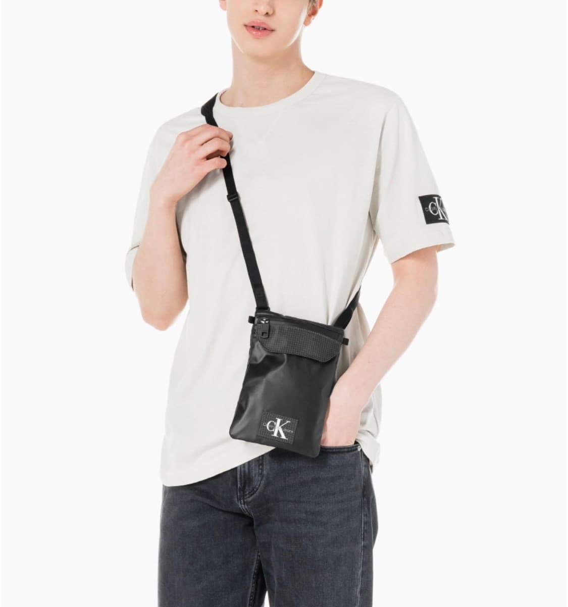 캘빈클라인 진 유틸리티 그리드 미니 크로스백 블랙 상품이미지5